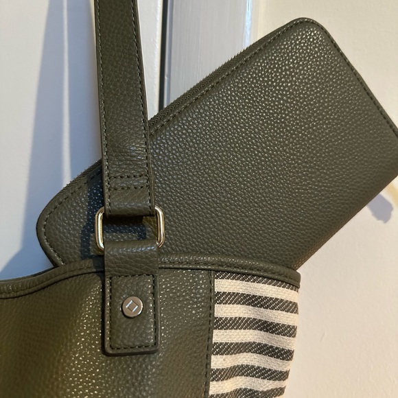 NWOT: SET:Green tote w/matching wallet - Picture 2 of 7